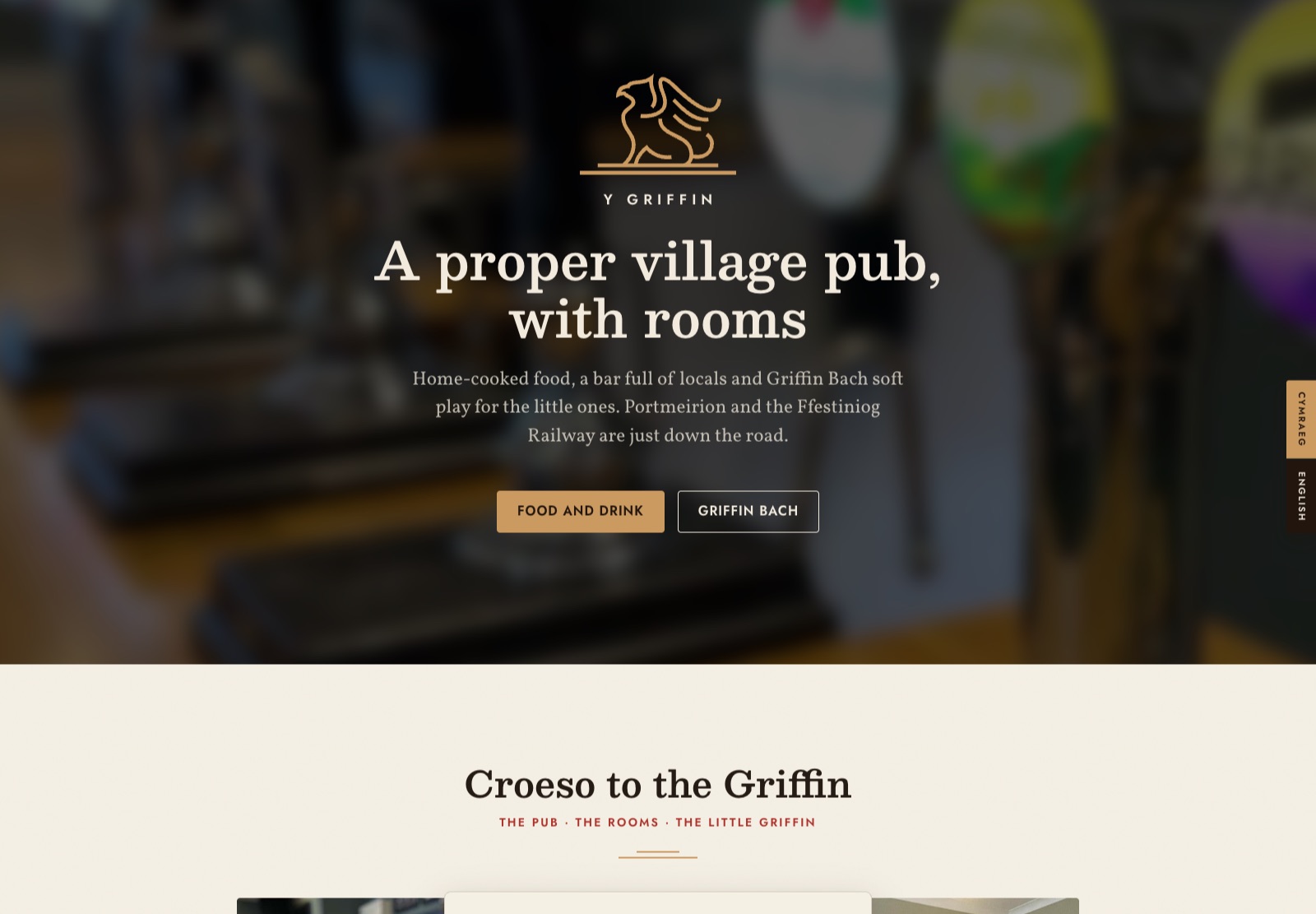 Hafan gwefan Y Griffin, hufen a chastan gydag arwyddlun griffin aur dros ffotograff o'r bar